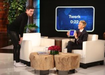 Ellen DeGeneres saca el lado más sensual de Zac Efron