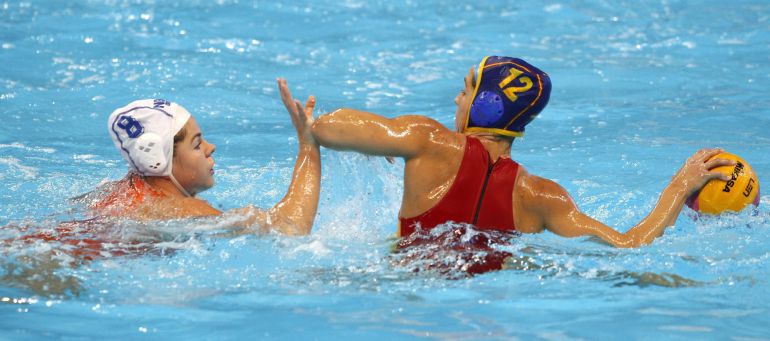 La española Laura López lucha por el balón La española Laura López lucha por el balón