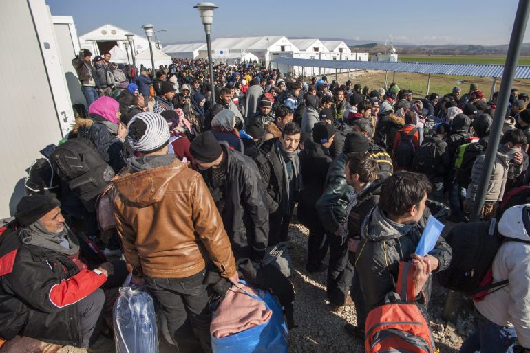 Cientos de refugiados hacen cola en la localidad de Idomeni, Grecia, para cruzar hacia Macedonia. Cientos de refugiados hacen cola en la localidad de Idomeni, Grecia, para cruzar hacia Macedonia.