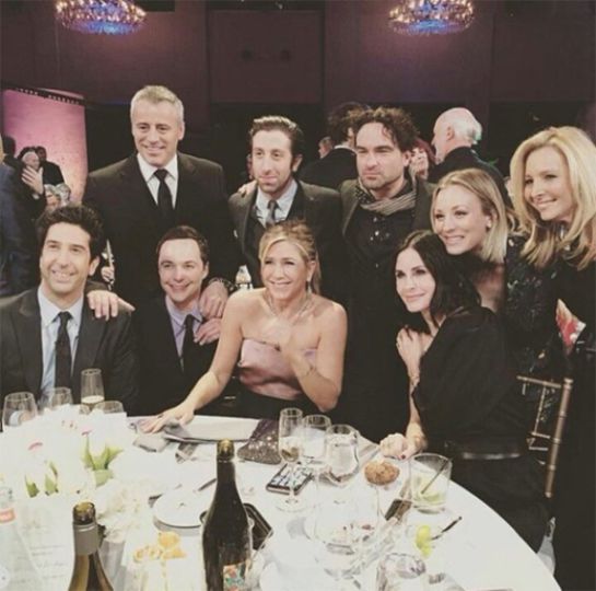 Imagen de la reunión entre los protagonistas de las dos series subida a Instagram por Kaley Cuoco Imagen de la reunión entre los protagonistas de las dos series subida a Instagram por Kaley Cuoco