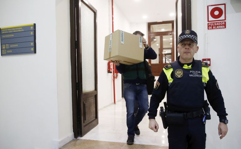 Un agente de la Guardia Civil lleva una caja con el material incautado en el registro de las oficinas del grupo municipal del PP, que han sido registradas por agentes de la Benemérita y un fiscal anticorrupción. Un agente de la Guardia Civil lleva una caja con el material incautado en el registro de las oficinas del grupo municipal del PP, que han sido registradas por agentes de la Benemérita y un fiscal anticorrupción.