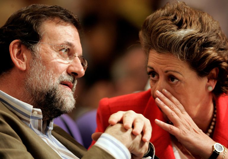 El presidente nacional del PP, Mariano Rajoy, conversa con la alcaldesa de Valencia, Rita Barberá, durante la segunda jornada de la convención regional del PPCV 2006 el 28 de mayo de 2006. El presidente nacional del PP, Mariano Rajoy, conversa con la alcaldesa de Valencia, Rita Barberá, durante la segunda jornada de la convención regional del PPCV 2006 el 28 de mayo de 2006.