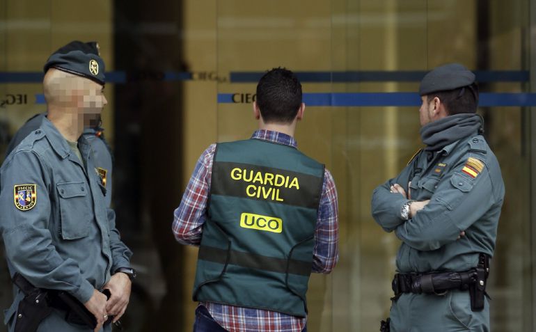 Agentes de la Guardia Civil registran las dependencias de la empresa pública Construcciones e Infraestructuras Educativas (Ciegsa), dependiente de la Generalitat Agentes de la Guardia Civil registran las dependencias de la empresa pública Construcciones e Infraestructuras Educativas (Ciegsa), dependiente de la Generalitat