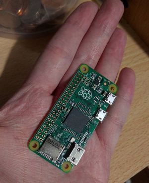 La Raspberry Pi Zero cabe en la palma de una mano. La Raspberry Pi Zero cabe en la palma de una mano.