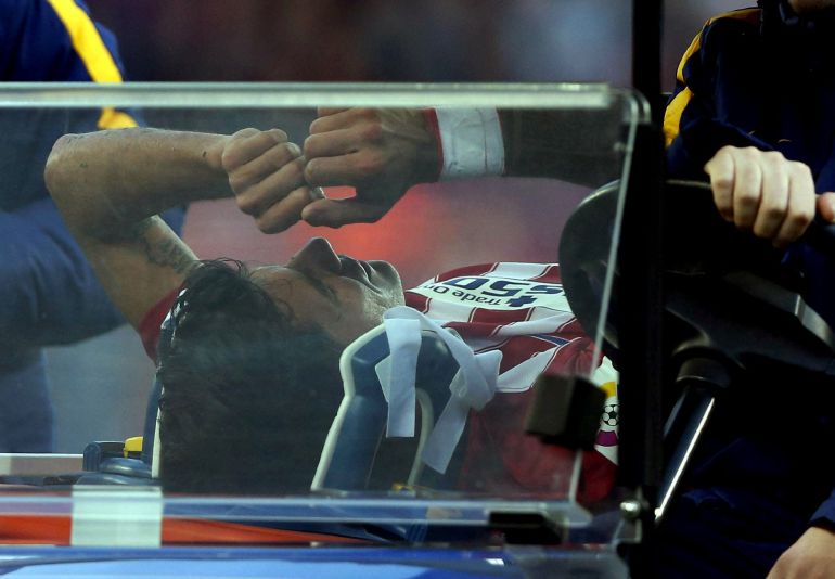 Augusto Fernández se retira lesionado en su partido ante el Barcelona. Augusto Fernández se retira lesionado en su partido ante el Barcelona.