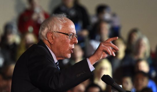 LWS143. Des Moines (United States), 31/01/2016.- Vermont Senator and US Democratic presidential candidate Bernie Sanders gestures as he speaks a rally in Des Moines, Iowa, USA, 31 January 2016. The first in a series of intra-party contests to determine party nominees will be held in the central state of Iowa on 01 February. (Elecciones, Estados Unidos) EFE/EPA/LARRY W. SMITH LWS143. Des Moines (United States), 31/01/2016.- Vermont Senator and US Democratic presidential candidate Bernie Sanders gestures as he speaks a rally in Des Moines, Iowa, USA, 31 January 2016. The first in a series of intra-party contests to determine party nominees will be held in the central state of Iowa on 01 February. (Elecciones, Estados Unidos) EFE/EPA/LARRY W. SMITH