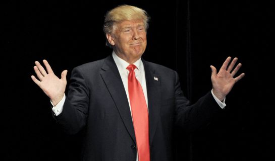 U.S. Republican presidential candidate Donald Trump speaks during a campaign event at the Orpheum Theatre in Sioux City, Iowa January 31, 2016. REUTERS/Dave Kaup U.S. Republican presidential candidate Donald Trump speaks during a campaign event at the Orpheum Theatre in Sioux City, Iowa January 31, 2016. REUTERS/Dave Kaup