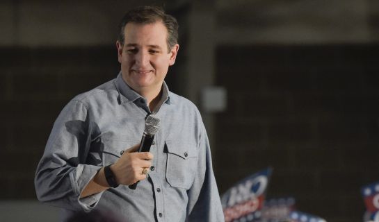 . Des Moines (United States), 01/02/2016.- US Republican presidential candidate Ted Cruz speaks to supporters during a campaign stop at Iowa State Fair Grounds in Des Moines, Iowa, USA, 31 January 2016. The first in a series of intra-party contests to determine party nominees will be held in the central state of Iowa on 01 February. (Elecciones, Estados Unidos) EFE/EPA/CRAIG LASSIG . Des Moines (United States), 01/02/2016.- US Republican presidential candidate Ted Cruz speaks to supporters during a campaign stop at Iowa State Fair Grounds in Des Moines, Iowa, USA, 31 January 2016. The first in a series of intra-party contests to determine party nominees will be held in the central state of Iowa on 01 February. (Elecciones, Estados Unidos) EFE/EPA/CRAIG LASSIG