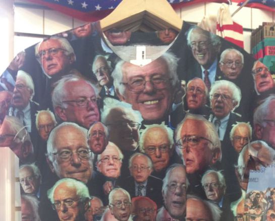 Camiseta llena de cara de Sanders en una tienda de Des Moines Camiseta llena de cara de Sanders en una tienda de Des Moines
