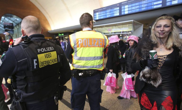 Las autoridades han reforzado las medidas de seguridad durante el carnaval de Colonia tras los ataques a mujeres perpetrados en Nochevieja Las autoridades han reforzado las medidas de seguridad durante el carnaval de Colonia tras los ataques a mujeres perpetrados en Nochevieja