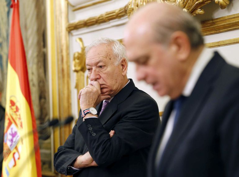 El ministro de Exteriores en funciones, José Manuel García-Margallo, en un acto de imposición de condecoraciones a miembros de las fuerzas y cuerpos de seguridad del Estado por servicios relevantes en asuntos de Gibraltar. El ministro de Exteriores en funciones, José Manuel García-Margallo, en un acto de imposición de condecoraciones a miembros de las fuerzas y cuerpos de seguridad del Estado por servicios relevantes en asuntos de Gibraltar.