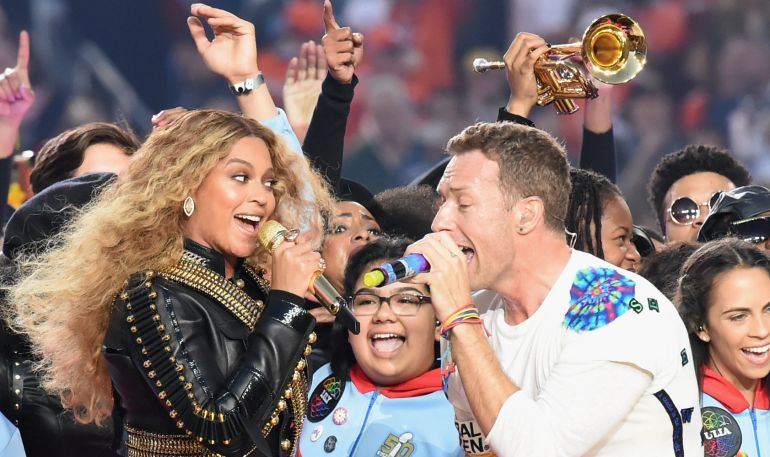 Beyonce y Chris Martin de Coldplay durante la actuación en el descanso de la Super Bowl Beyonce y Chris Martin de Coldplay durante la actuación en el descanso de la Super Bowl