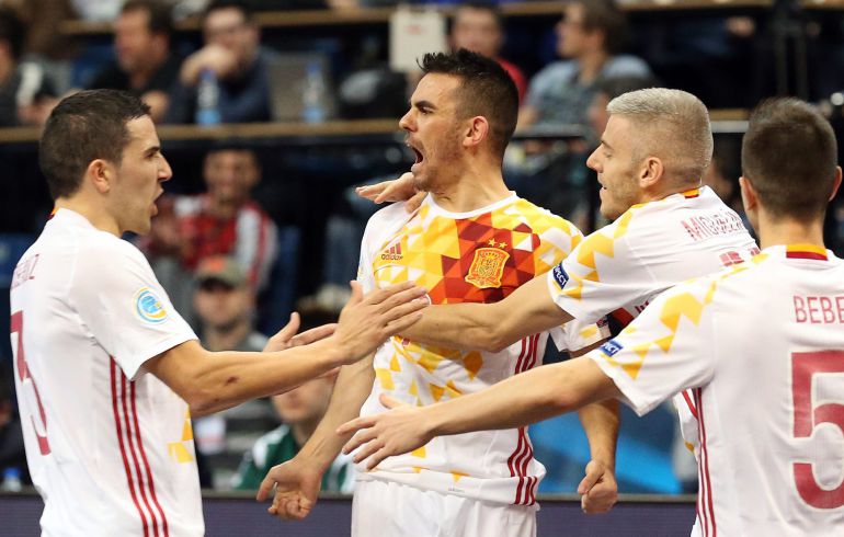 El jugador Alex, de España celebra su anotación contra Portugal El jugador Alex, de España celebra su anotación contra Portugal