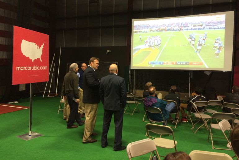 Fiesta para seguir la Super Bowl en la campaña de Marco Rubio Fiesta para seguir la Super Bowl en la campaña de Marco Rubio