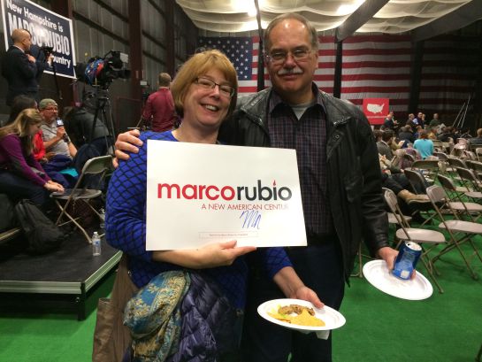 Simpatizantes de Marco Rubio, listos para seguir la Super Bowl Simpatizantes de Marco Rubio, listos para seguir la Super Bowl