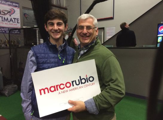Un joven seguidor de Marco Rubio durante la fiesta de la Super Bowl Un joven seguidor de Marco Rubio durante la fiesta de la Super Bowl