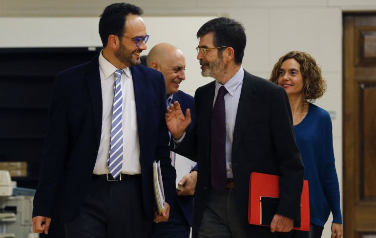 El equipo negociador del PSOE, Antonio Hernando (i), José Enrique Serrano, Meritxell Batet, y Rodolfo Ares (atrás), a su llegada a la reunión mantenida con el equipo de Compromís para avanzar en la formación de un gobierno, esta tarde en el Congreso El equipo negociador del PSOE, Antonio Hernando (i), José Enrique Serrano, Meritxell Batet, y Rodolfo Ares (atrás), a su llegada a la reunión mantenida con el equipo de Compromís para avanzar en la formación de un gobierno, esta tarde en el Congreso