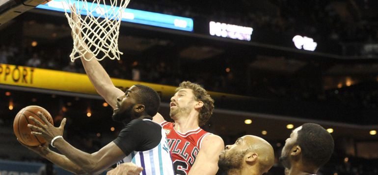 Pau Gasol ante los Hornets Pau Gasol ante los Hornets