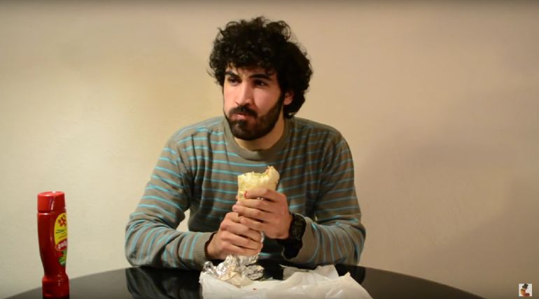 CheetoSenior comiéndose un kebab. CheetoSenior comiéndose un kebab.