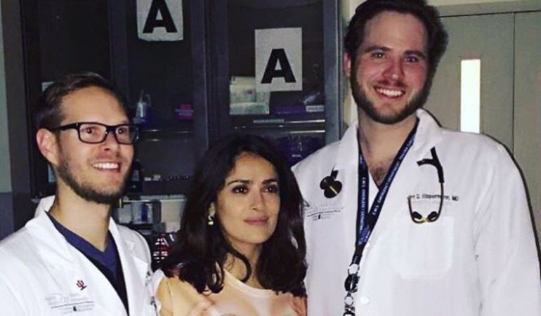 Salma Hayek se lesiona en un rodaje y acude al hospital con una camiseta “completamente inapropiada” Salma Hayek se lesiona en un rodaje y acude al hospital con una camiseta “completamente inapropiada”