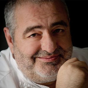 La filosofía de cocina de Santi Santamaría pasaba inevitablemente por el respeto a la tradición. La filosofía de cocina de Santi Santamaría pasaba inevitablemente por el respeto a la tradición.