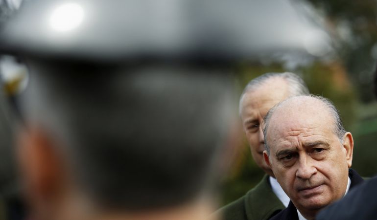 El ministro del Interior en funciones, Jorge Fernández Díaz, en una visita a la Escuela de Adiestramiento Canino de la Guardia Civil en El Pardo el pasado 2 de febrero. El ministro del Interior en funciones, Jorge Fernández Díaz, en una visita a la Escuela de Adiestramiento Canino de la Guardia Civil en El Pardo el pasado 2 de febrero.
