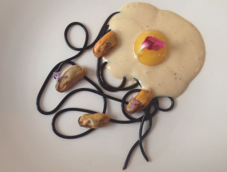 Huevo macerado en sal, espuma de carbonara, mejillones y espagueti de ajo negro. Huevo macerado en sal, espuma de carbonara, mejillones y espagueti de ajo negro.
