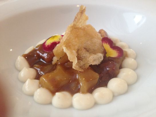 Versión cárnica de anguila (con callos de bacalao, anguila ahumada, fondo de espina tostada de corvina, piel de pollo frito y crema de coliflor). Versión cárnica de anguila (con callos de bacalao, anguila ahumada, fondo de espina tostada de corvina, piel de pollo frito y crema de coliflor).