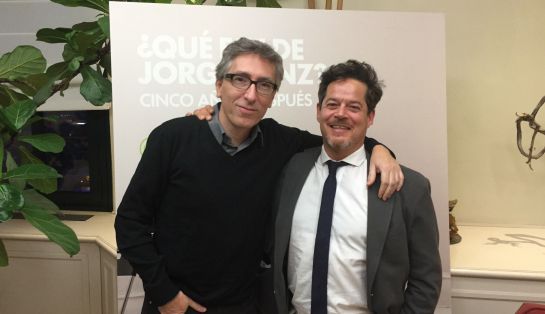 David Trueba y Jorge Sanz posan tras la entrevista delante del cartel promocional de la serie David Trueba y Jorge Sanz posan tras la entrevista delante del cartel promocional de la serie