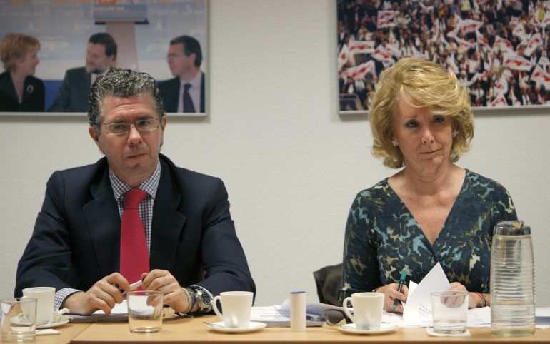 Esperanza Aguirre y el que fuera secretario regional del partido, Francisco Granados, en una foto de archivo de 2009 Esperanza Aguirre y el que fuera secretario regional del partido, Francisco Granados, en una foto de archivo de 2009