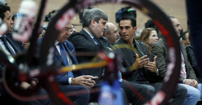 Alberto Contador conversa con el secretario de Estado para el Deporte, Miguel Cardenal, durante la presentación de los equipos ciclistas junior y sub23 de la Fundación Alberto Contador y el Reto Solidario Citroën para recaudar fondos para el Centro de Referencia Estatal de Atención al Daño Cerebral. Alberto Contador conversa con el secretario de Estado para el Deporte, Miguel Cardenal, durante la presentación de los equipos ciclistas junior y sub23 de la Fundación Alberto Contador y el Reto Solidario Citroën para recaudar fondos para el Centro de Referencia Estatal de Atención al Daño Cerebral.