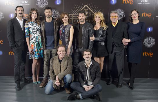 Reparto principal de 'El Ministerio del Tiempo' en su T2 posando en el estreno para periodistas Reparto principal de 'El Ministerio del Tiempo' en su T2 posando en el estreno para periodistas