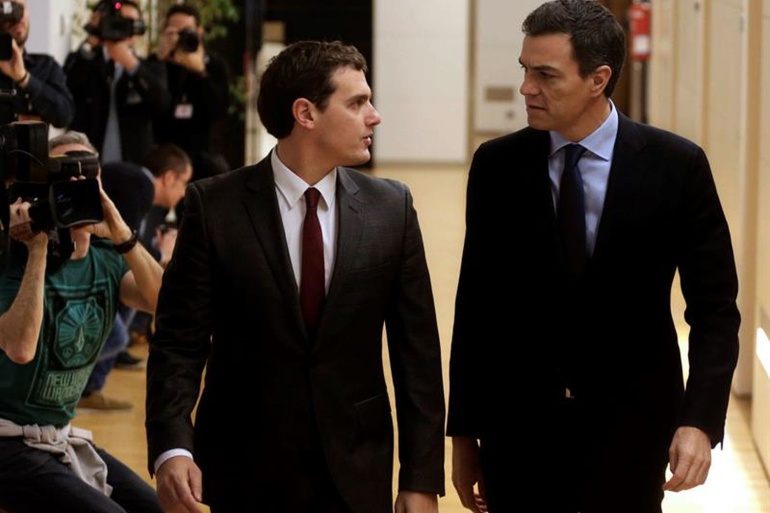 Albert Rivera y Pedro Sánchez, en los pasillos del Congreso el día que mantuvieron la primera reunión Albert Rivera y Pedro Sánchez, en los pasillos del Congreso el día que mantuvieron la primera reunión