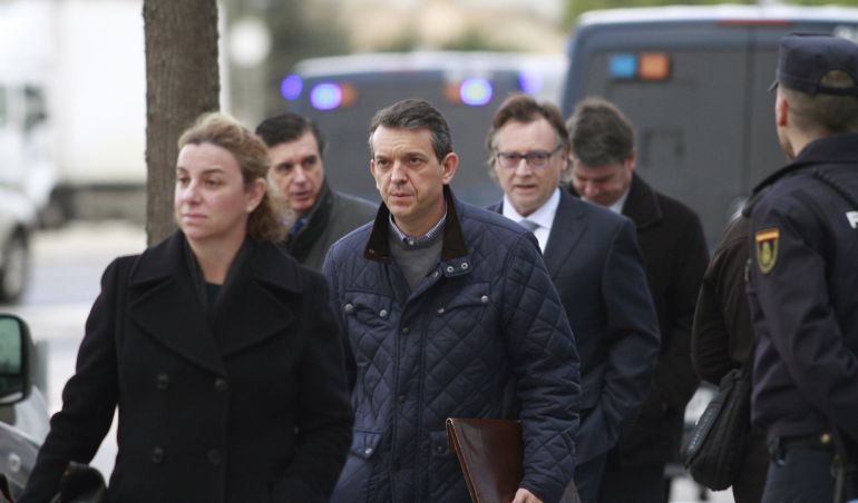 La ex responsable jurídica de la Ciudad de las Artes y las Ciencias (Cacsa) de Valencia Elisa Maldonado y el exdirector del Instituto Valenciano de Finanzas (IVF) Jorge Vela, seguidos por el expresidente del Govern balear, Jaume Matas (2i) La ex responsable jurídica de la Ciudad de las Artes y las Ciencias (Cacsa) de Valencia Elisa Maldonado y el exdirector del Instituto Valenciano de Finanzas (IVF) Jorge Vela, seguidos por el expresidente del Govern balear, Jaume Matas (2i)