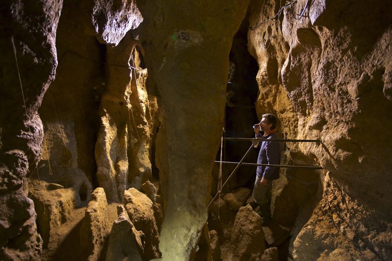 Un equipo multidisciplinar con participación del Consejo Superior de Investigaciones Científicas (CSIC) ha descubierto que los Homo neanderthalensis y los Homo sapiens se hibridaron hace más de 100.000 años, lo que adelanta en 50.000 años la primera hibridación conocida entre ambas especies.
Un equipo multidisciplinar con participación del Consejo Superior de Investigaciones Científicas (CSIC) ha descubierto que los Homo neanderthalensis y los Homo sapiens se hibridaron hace más de 100.000 años, lo que adelanta en 50.000 años la primera hibridación conocida entre ambas especies.