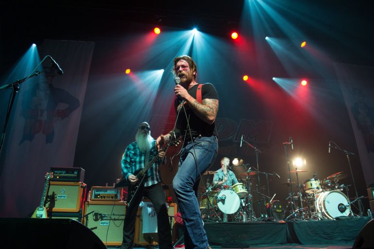 Eagles of Death Metal, durante el concierto de este martes en París Eagles of Death Metal, durante el concierto de este martes en París