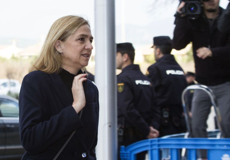 La infanta Cristina a su llegada a la Escuela Balear de la Administración Pública donde se celebra el juicio por el caso Nóos La infanta Cristina a su llegada a la Escuela Balear de la Administración Pública donde se celebra el juicio por el caso Nóos