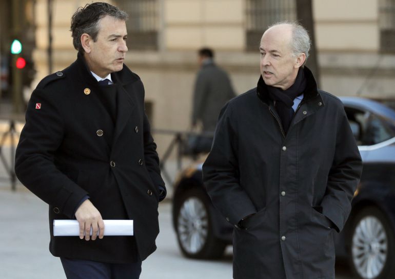 El expresidente de Abengoa Felipe Benjumea (d) llega, con su abogado, a la Audiencia Nacional donde ha declarado junto al exconsejero delegado Manuel Sánchez Ortega El expresidente de Abengoa Felipe Benjumea (d) llega, con su abogado, a la Audiencia Nacional donde ha declarado junto al exconsejero delegado Manuel Sánchez Ortega