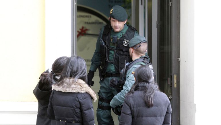 Agentes de la Guardia Civil controlan la entrada a la sede del banco chino ICBC, en el centro de Madrid, que ha sido registrado por supuesto blanqueo de capitales Agentes de la Guardia Civil controlan la entrada a la sede del banco chino ICBC, en el centro de Madrid, que ha sido registrado por supuesto blanqueo de capitales