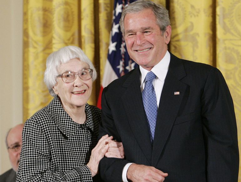 La escritora Harper lee junto al expresidente Bush en 2007 La escritora Harper lee junto al expresidente Bush en 2007