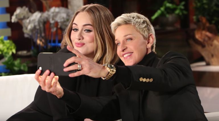 Adele junto a Ellen Degeneres en su programa Adele junto a Ellen Degeneres en su programa