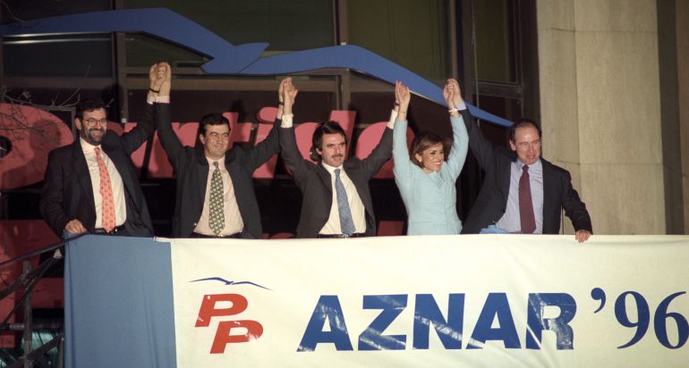 Mariano Rajoy, Francisco Álvarez Cascos, José María Aznar, Ana Botella y Rodrigo Rato, saludando desde el balcón de Génova a los simpatizantes tras conocer el resultado de las elecciones generales de 1996 Mariano Rajoy, Francisco Álvarez Cascos, José María Aznar, Ana Botella y Rodrigo Rato, saludando desde el balcón de Génova a los simpatizantes tras conocer el resultado de las elecciones generales de 1996