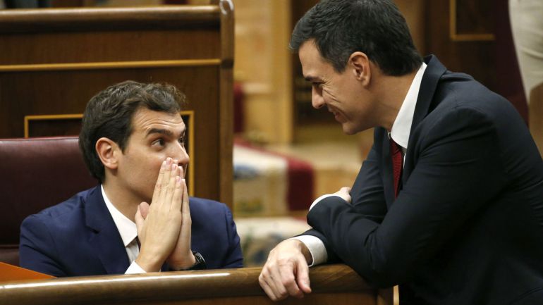Albert Rivera y Pedro Sánchez conversan en el Congreso de los Diputados Albert Rivera y Pedro Sánchez conversan en el Congreso de los Diputados