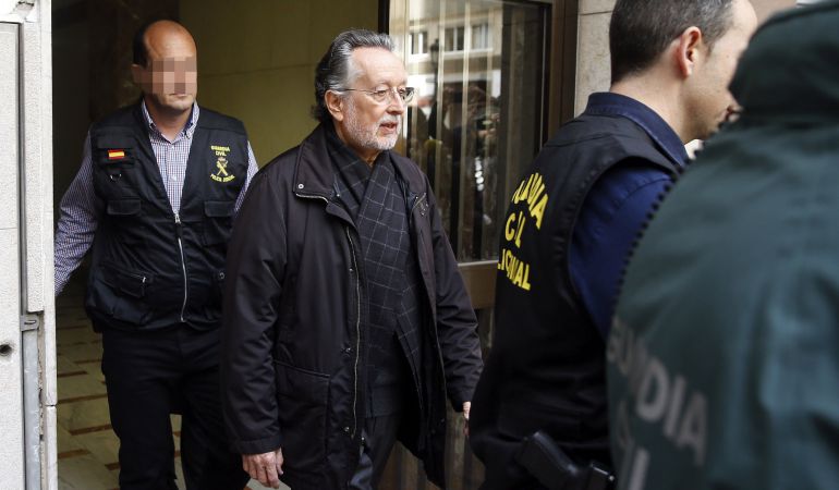 Agentes de la Guardia Civil escoltan al exvicealcalde de Valencia, Alfonso Grau, a la salida de su vivienda tras ser detenido hoy en relación con la trama de financiación ilegal del PP en el Ayuntamiento valenciano y asistir al registro de su domicilio. Agentes de la Guardia Civil escoltan al exvicealcalde de Valencia, Alfonso Grau, a la salida de su vivienda tras ser detenido hoy en relación con la trama de financiación ilegal del PP en el Ayuntamiento valenciano y asistir al registro de su domicilio.