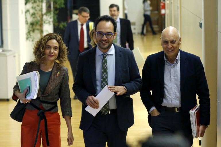 Los representantes del equipo de negociadores del PSOE, Antonio Hernando (c), Rodolfo Ares (d), y Meritxell Batet (i) Los representantes del equipo de negociadores del PSOE, Antonio Hernando (c), Rodolfo Ares (d), y Meritxell Batet (i)