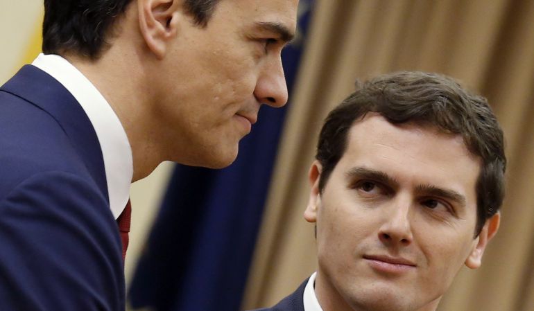 El secretario general del PSOE, Pedro Sánchez, y el presidente de Ciudadanos, Albert Rivera, durante la firma del acuerdo de investidura y legislatura alcanzado entre los dos partidos, hoy en el Congreso de los Diputados. El secretario general del PSOE, Pedro Sánchez, y el presidente de Ciudadanos, Albert Rivera, durante la firma del acuerdo de investidura y legislatura alcanzado entre los dos partidos, hoy en el Congreso de los Diputados.