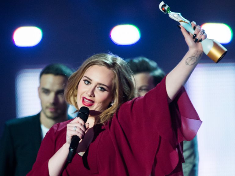 Adele, en el momento que recogió el premio a mejor intérprete femenina Adele, en el momento que recogió el premio a mejor intérprete femenina