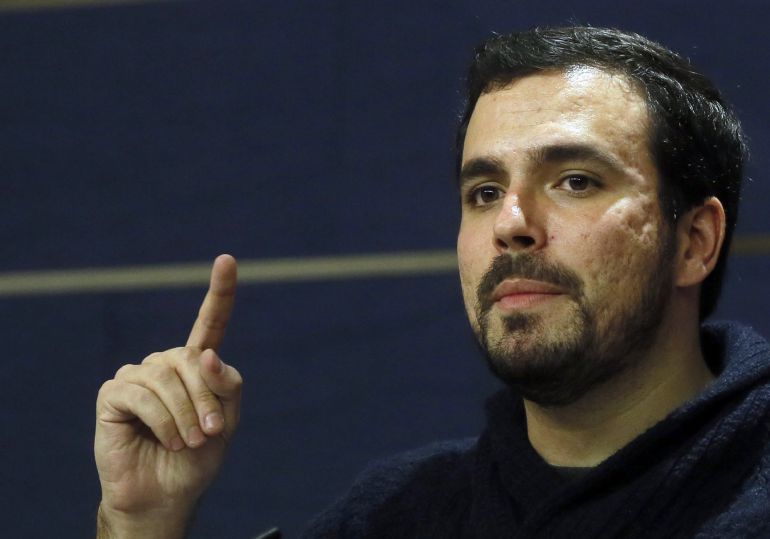 El portavoz de IU, Alberto Garzón, durante la rueda de prensa tras una de las reuniones con representantes del PSOE, Podemos, IU y Compromís El portavoz de IU, Alberto Garzón, durante la rueda de prensa tras una de las reuniones con representantes del PSOE, Podemos, IU y Compromís