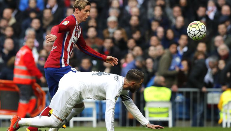 El defensa del Real Madrid Sergio Ramos y el delantero del Atlético de Madrid Fernando Torres (detrás) en partido de la vigésima sexta jornada de liga en Primera División que se disputa esta tarde en el Santiago Bernabéu El defensa del Real Madrid Sergio Ramos y el delantero del Atlético de Madrid Fernando Torres (detrás) en partido de la vigésima sexta jornada de liga en Primera División que se disputa esta tarde en el Santiago Bernabéu