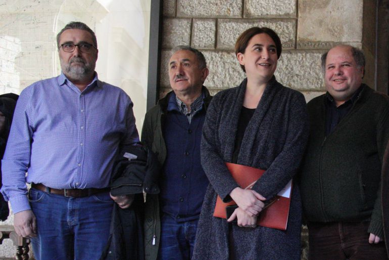 La alcaldesa de Barcelona con Josep María Álvarez a su derecha. La alcaldesa de Barcelona con Josep María Álvarez a su derecha.